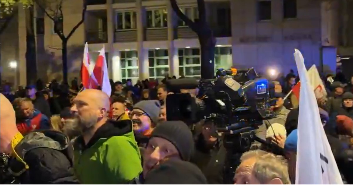 Criză politică majoră în Polonia: Susținătorii partidului PiS protestează în fața Curții Constituționale