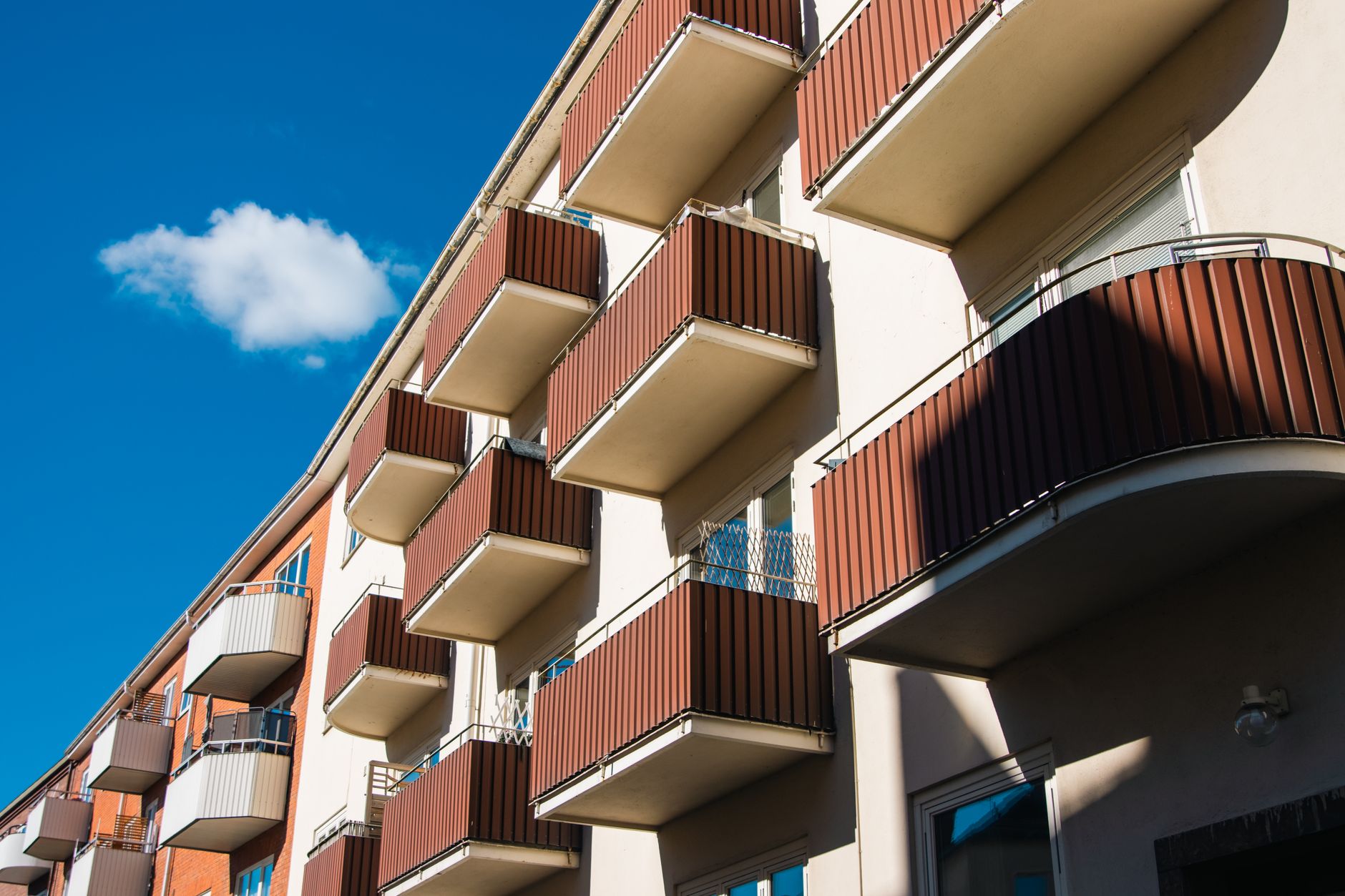 Proprietarii de apartamente care au închis balcoanele fără autorizație pot evita impozitul dublu