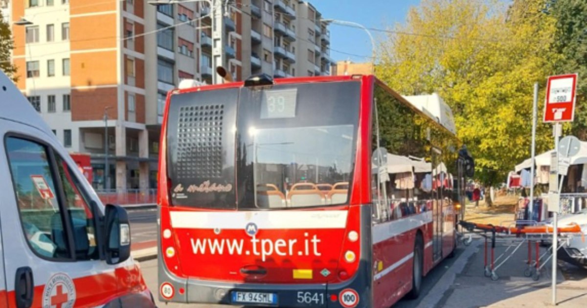 Un bebeluș s-a născut într-un autobuz din Bologna, asistat de șoferiță și pasagere