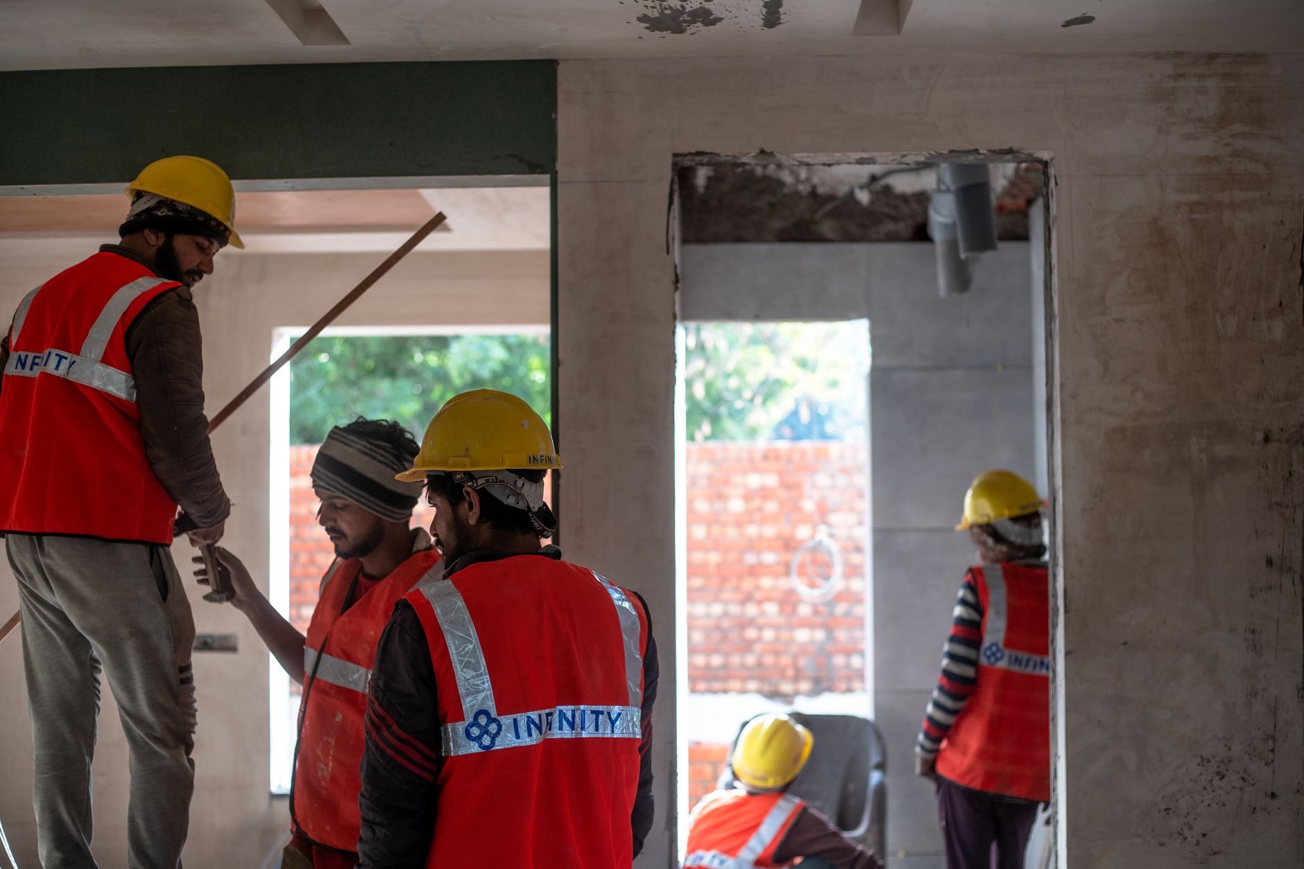 Accidente și salarii neplătite pentru muncitorii români care construiesc centre de date în Europa