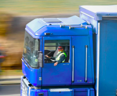 Șofer de TIR din Dâmbovița a încercat să mituiască polițiștii din Brașov după o încălcare a normelor de conducere