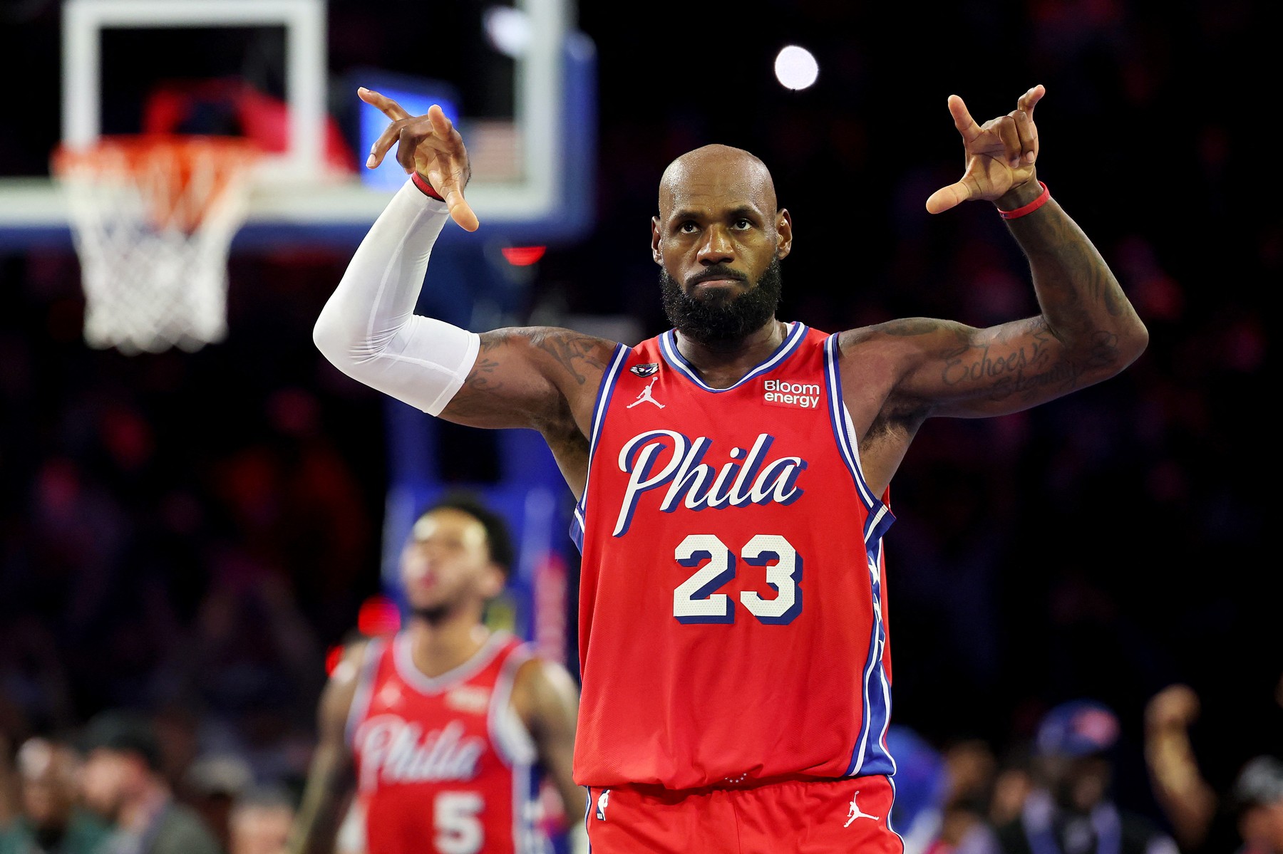 LeBron James oferă o performanță remarcabilă în NBA, în timp ce Philadelphia Sixers învinge New York Knicks