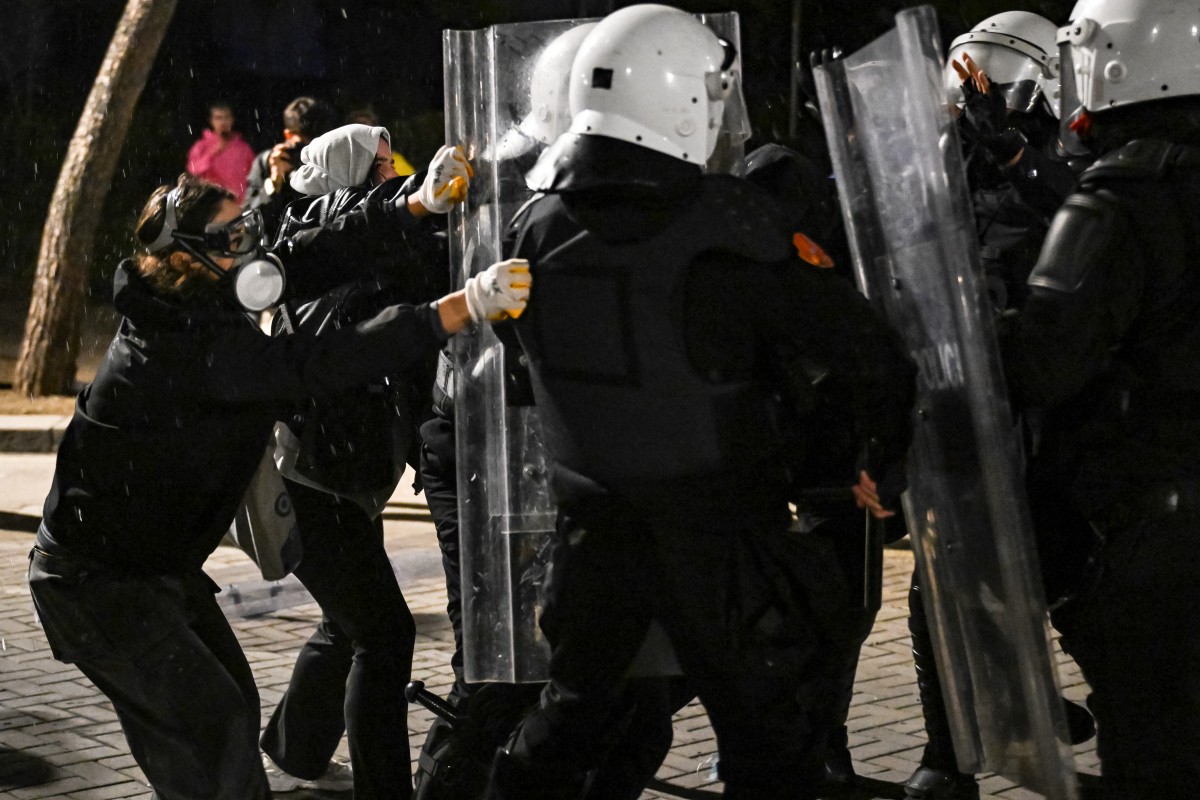 Proteste violente în Tirana: Studenții cer demisia prim-ministrului Edi Rama