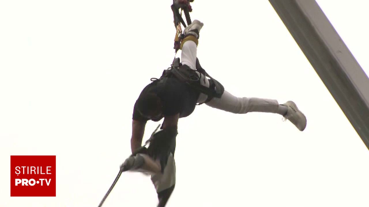 Un cascador american recreează evadarea legendarului magician Houdini la Hollywood