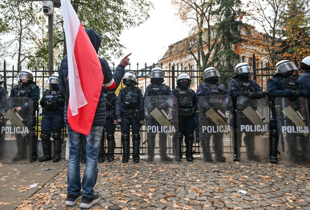 Criza politică din Polonia se agravează după intervenția poliției la Curtea Constituțională