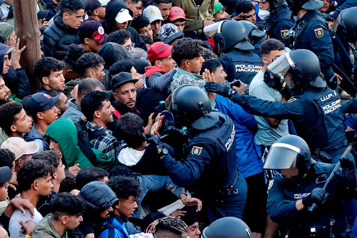 Operațiune de evacuare în Ceuta: Poliția spaniolă a folosit gloanțe de cauciuc pentru a muta mii de migranți