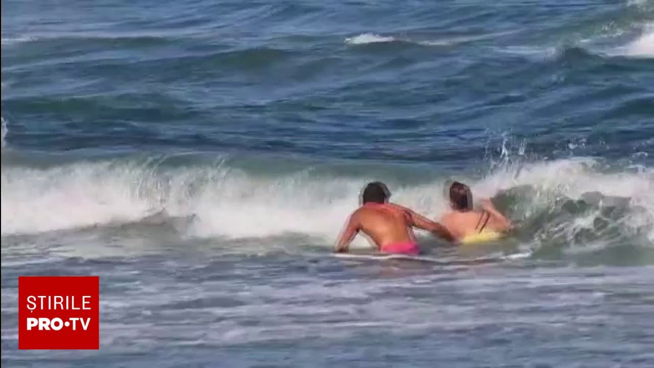 Scene dramatice la Eforie Nord: Trei femei au fost salvate de salvamari din valurile puternice