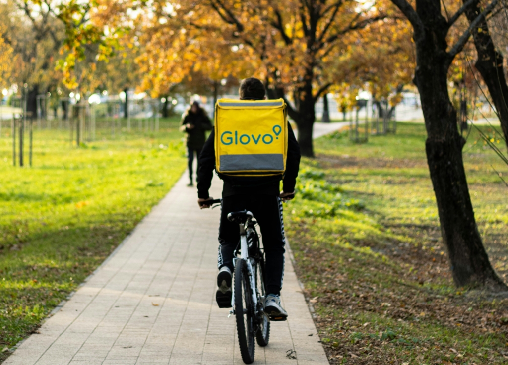 Un livrator de la Glovo a fost reținut după ce ar fi agresat-o pe o tânără în Sectorul 2