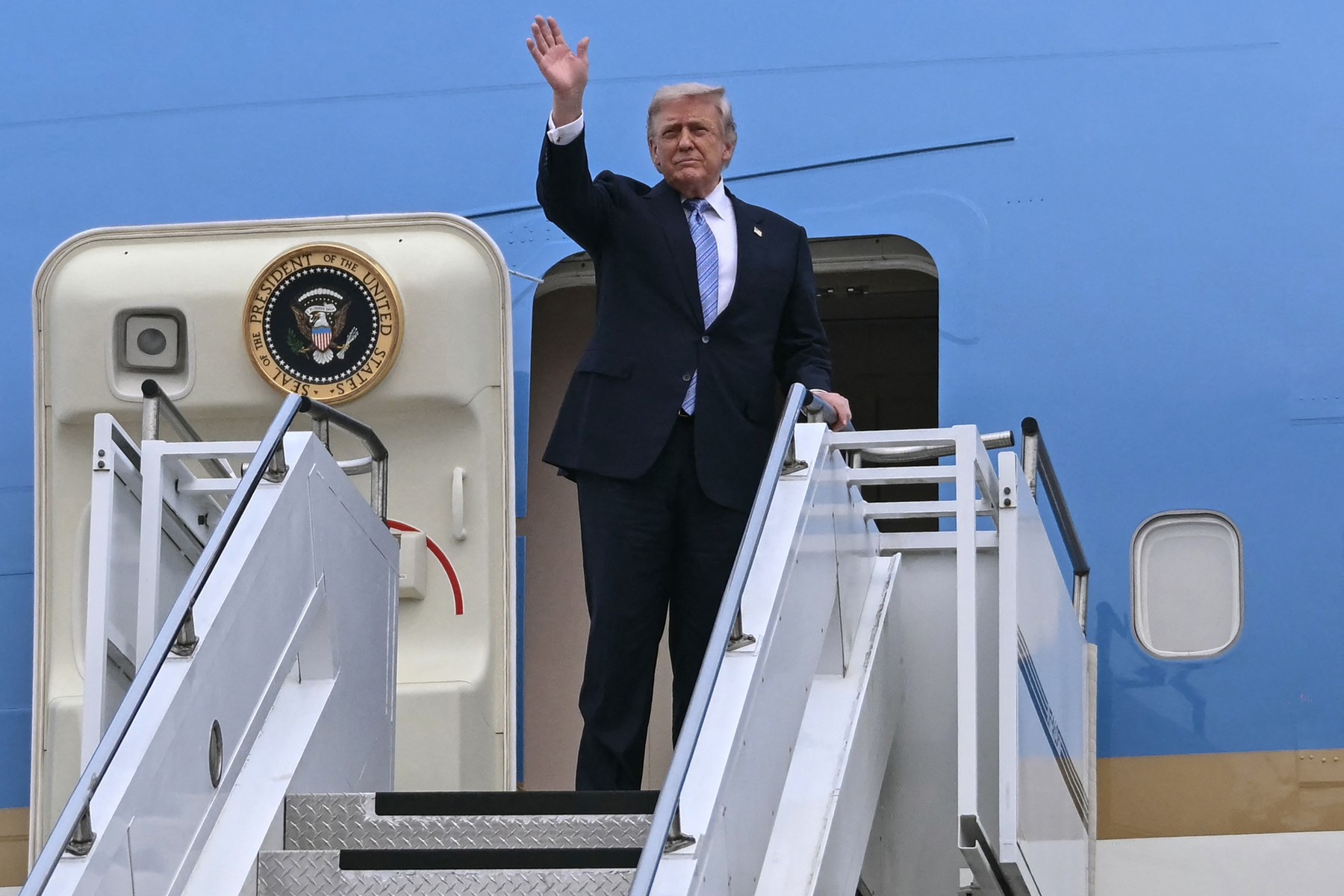 Donald Trump interzice accesul CNN și Politico la Casa Albă, acuzând publicațiile de difuzarea de știri false