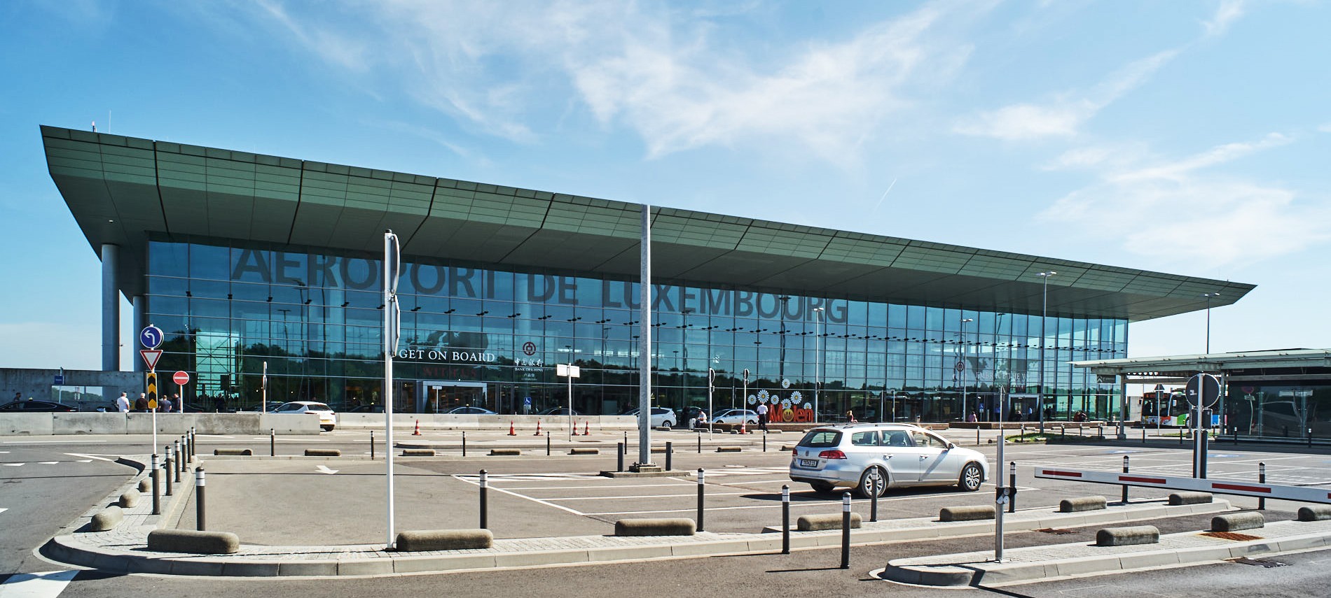 Traficul aerian de pe aeroportul din Luxemburg a fost suspendat temporar din cauza dronelor