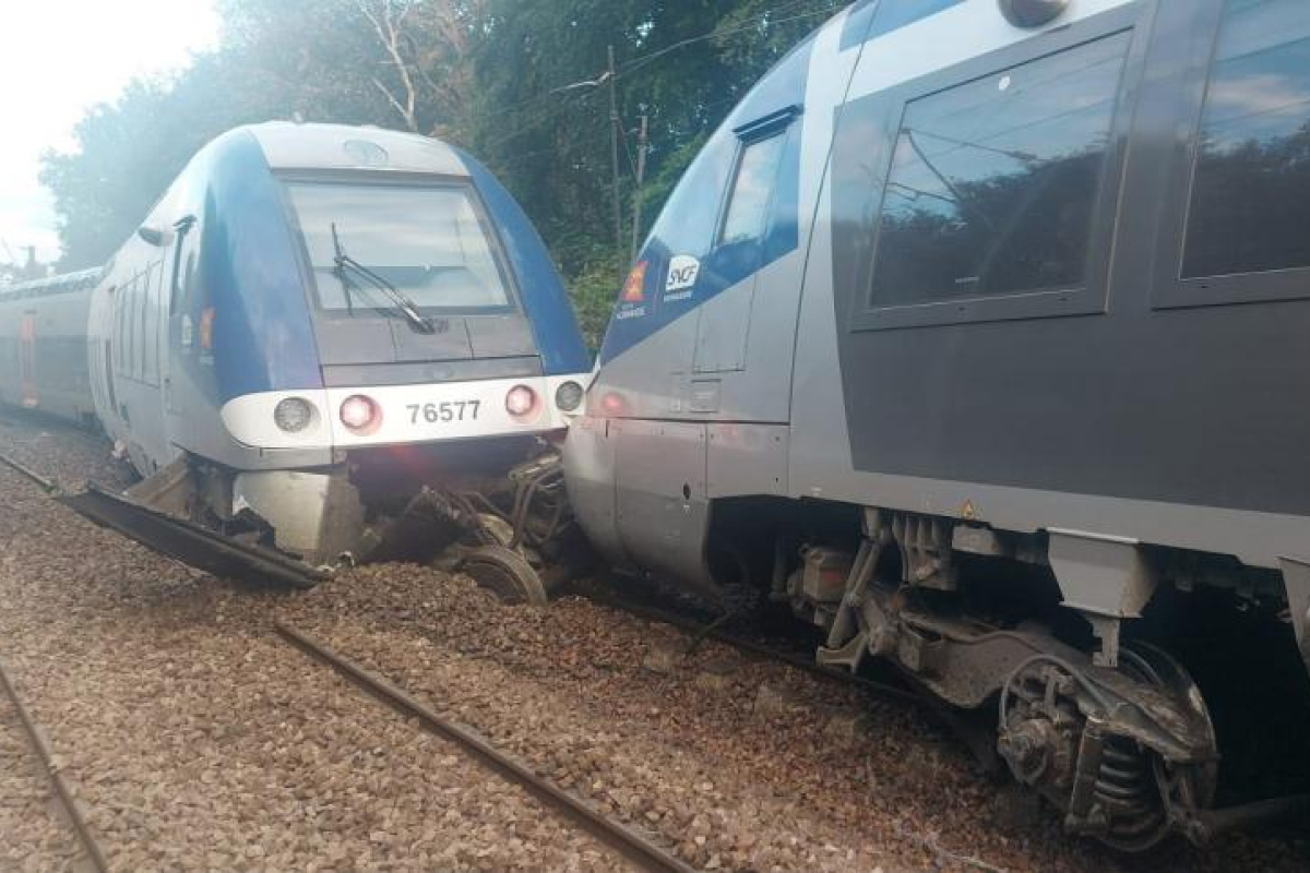 Dereaieri gravă în Franța: un tren regional cu aproape 200 de pasageri a ieșit de pe șine în Normandia