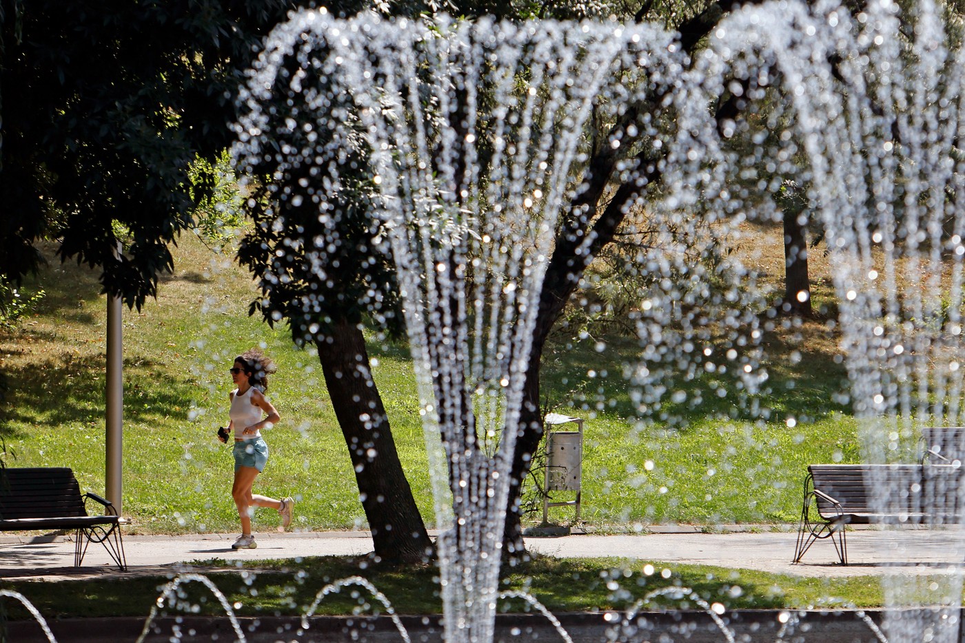 Weekend cu temperaturi de vară și furtuni în țară. Cum se schimbă vremea în București și de luni încolo