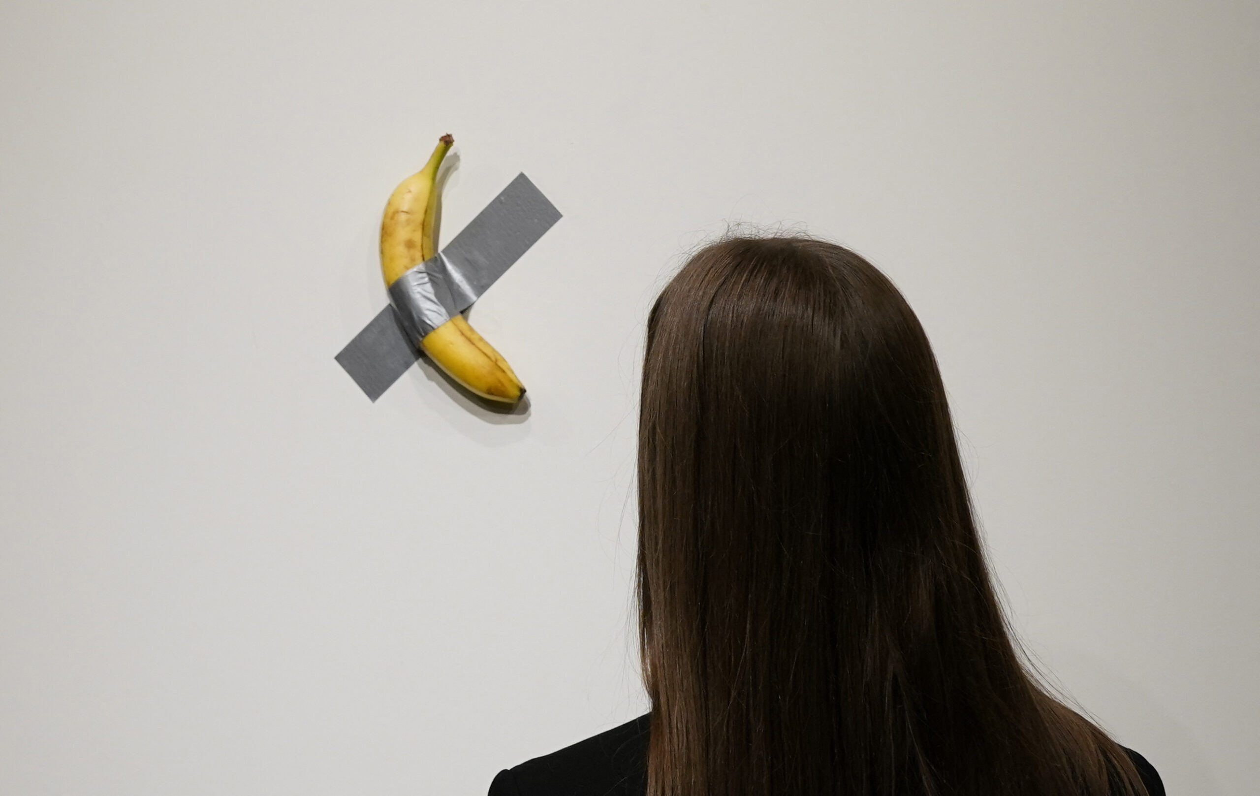O banană lipită de un perete a ajuns să fie vândută cu milioane de dolari