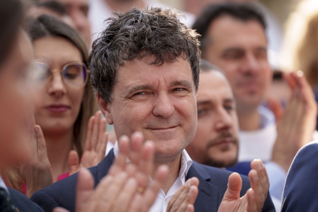 Nicușor Dan a fost huiduit la inaugurarea unui spital din Bistrița. Protestatari cu mesaje politice
