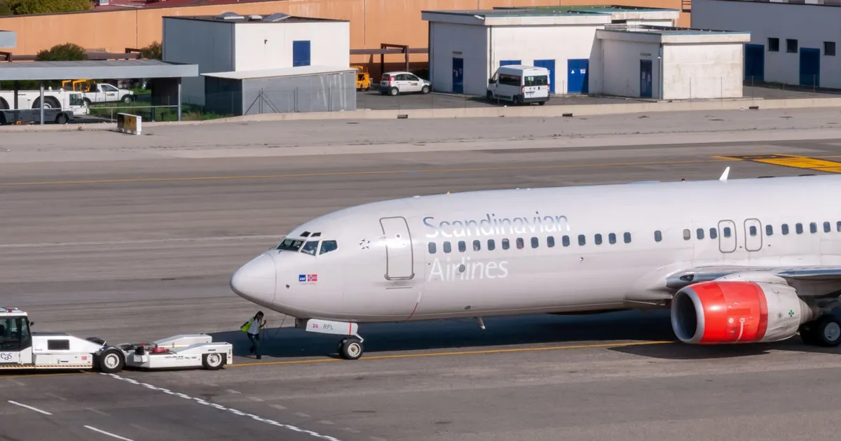 Compania Aeroporturi București planifică achiziția unui remorcher electric pentru aeronave