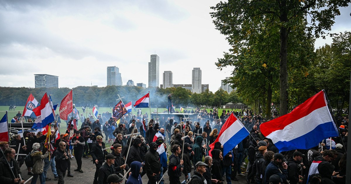 Violențe la Haga: Manifestanții de extremă dreaptă au aruncat cu torțe, poliția a intervenit cu tunuri cu apă