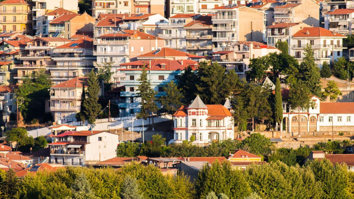 Grecia extinde programul de relocare: oferă până la 10.000 de euro pentru mutarea în zone izolate