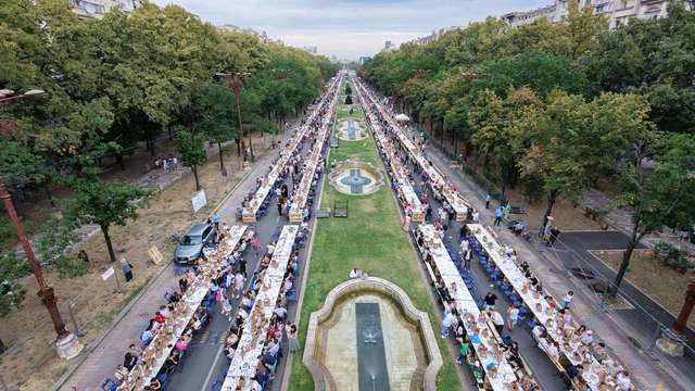 Record mondial în București: 20.000 de oameni s-au reunit la o masă de 5 kilometri în Piața Constituției