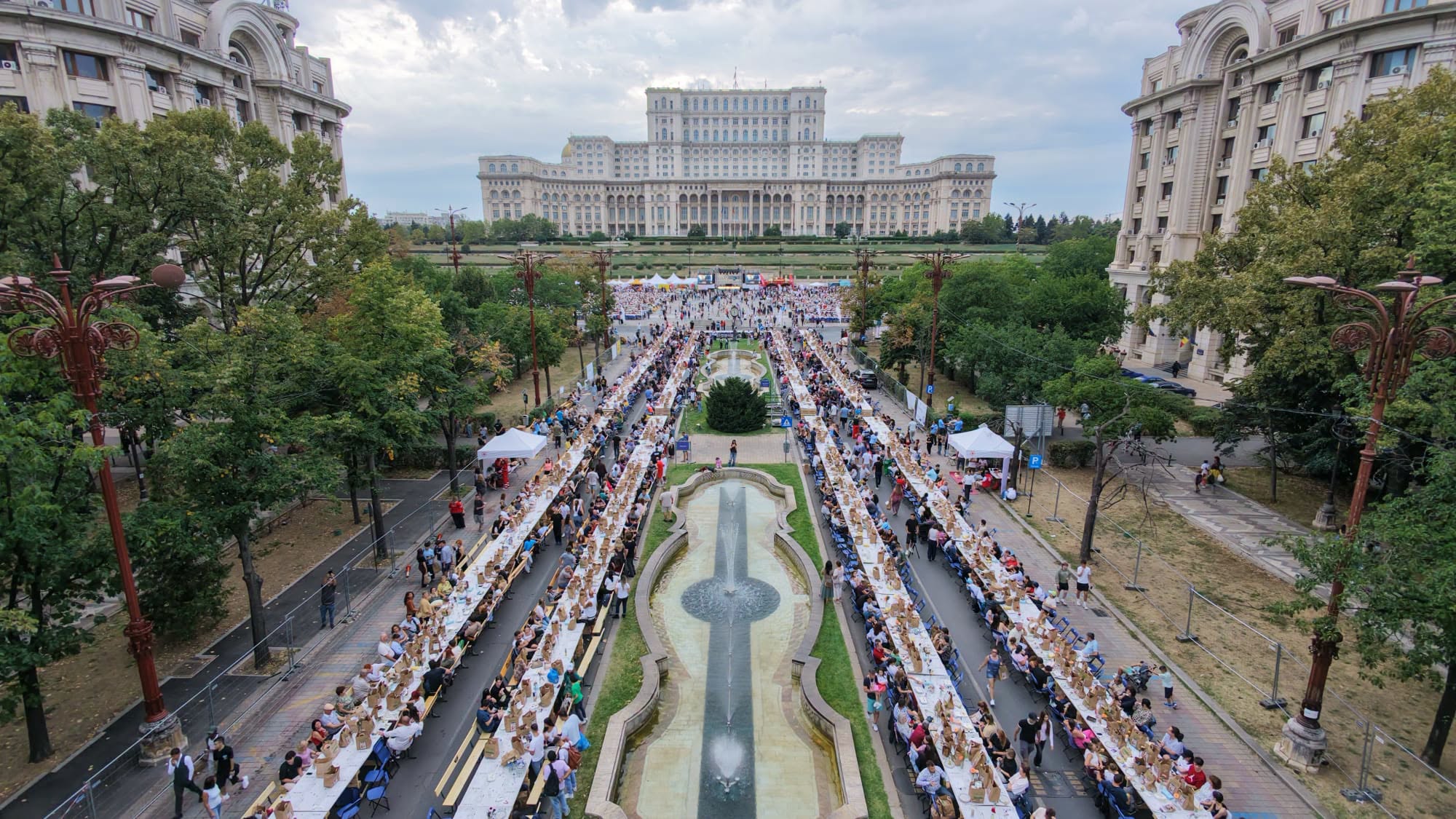 Bucureștiul a stabilit un record mondial cu cea mai lungă masă din lume în Piața Constituției