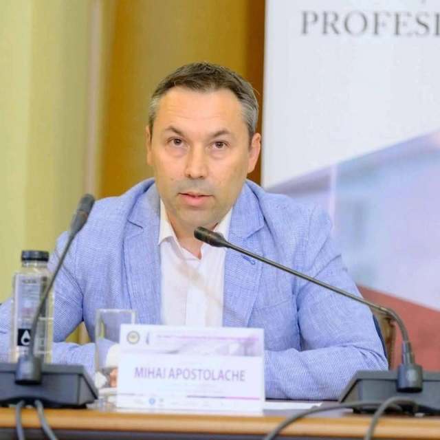 Controverse la Ploiești: Noile stații de așteptare permit pătrunderea apei în interior