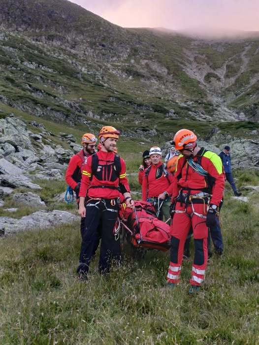 Operațiune de salvare în Munții Făgăraș: Un bărbat a fost rănit lângă lacul Galbena