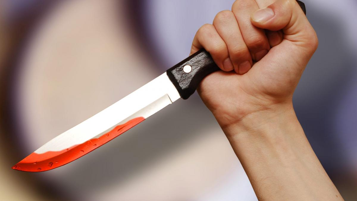 Femeie de 61 de ani înjunghiată în gât de fiul ei în Suceava. Victima a fugit într-un lan de porumb