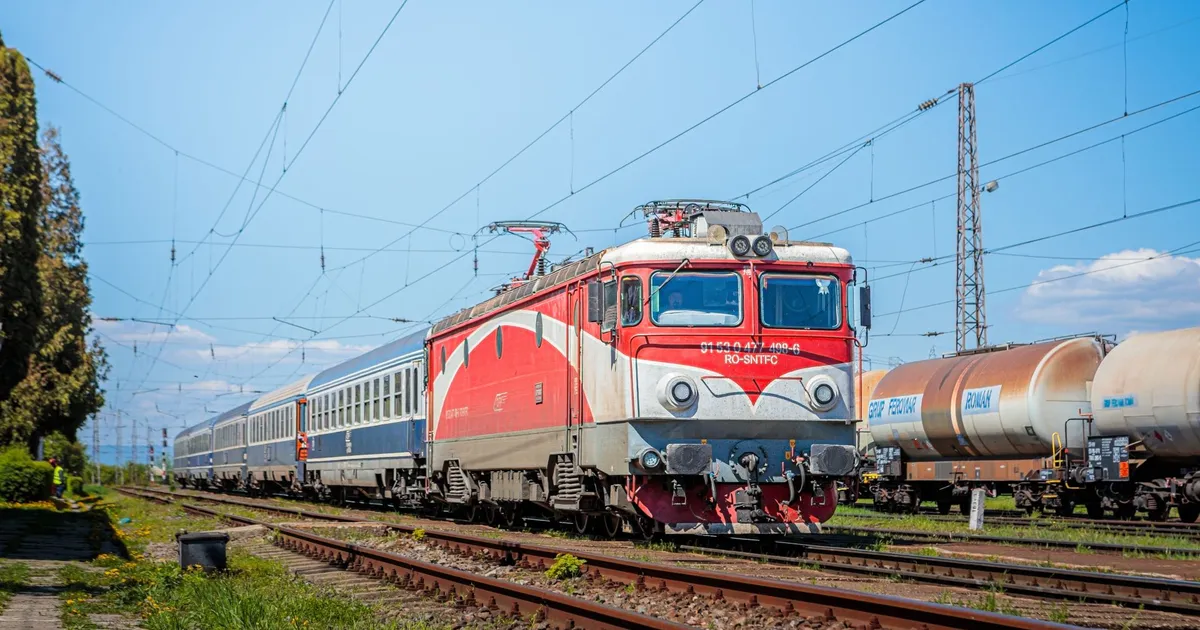 Trenul internațional România a rămas blocat pe podul Giurgiu-Ruse din cauza unei defecțiuni la locomotivă