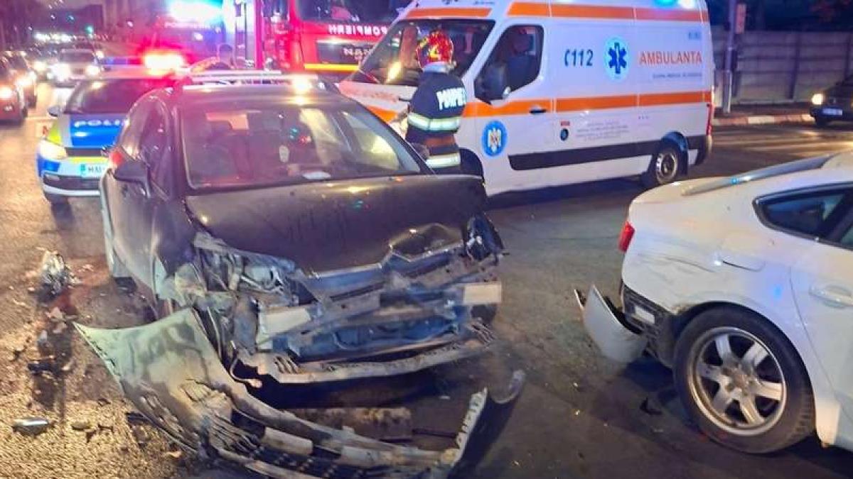 Accident rutier în Sibiu: cinci persoane rănite, inclusiv un copil și polițiști în autospecială