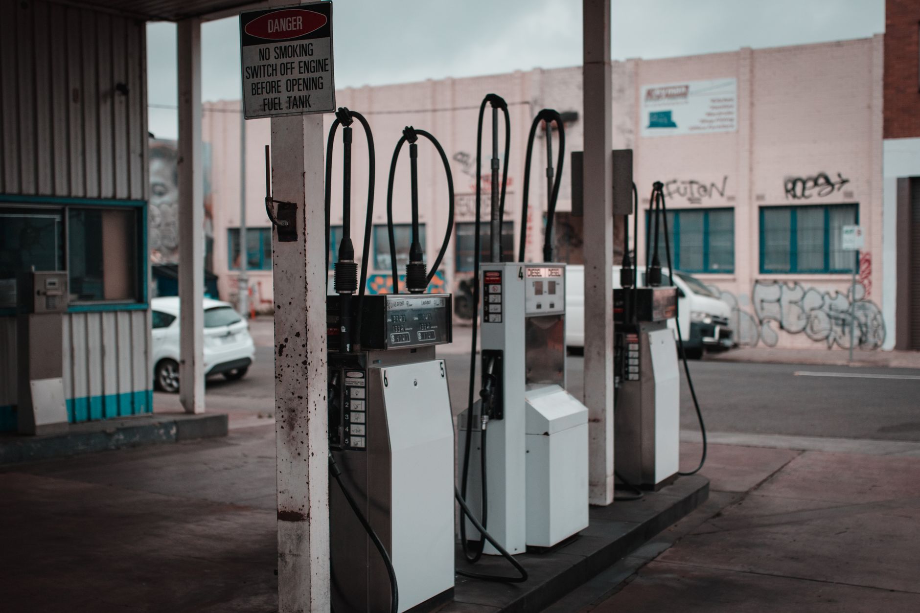 Avertisment de la Traian Băsescu: Prețurile la carburanți ar putea crește drastic în următoarele luni