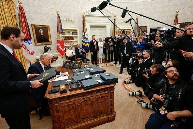 Organizațiile MS NOW, CNN și Politico vor să îl dea în judecată pe Trump pentru interzicerea accesului jurnaliștilor