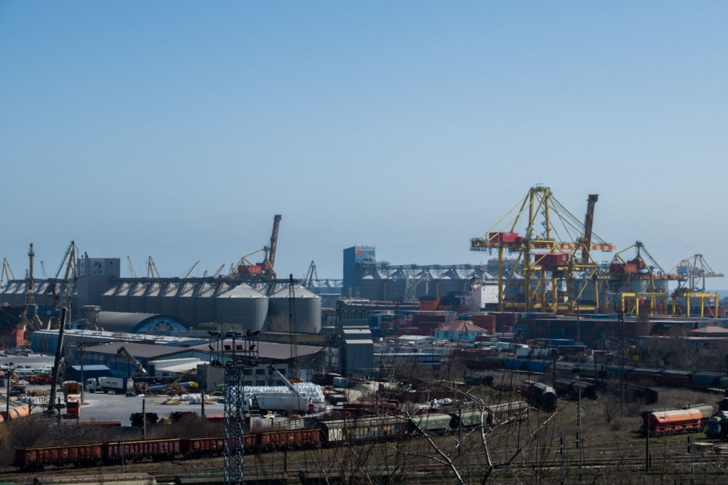 Mii de perechi de ochelari de soare, susceptibili să fie contrafăcuți, descoperite într-un container în Constanța
