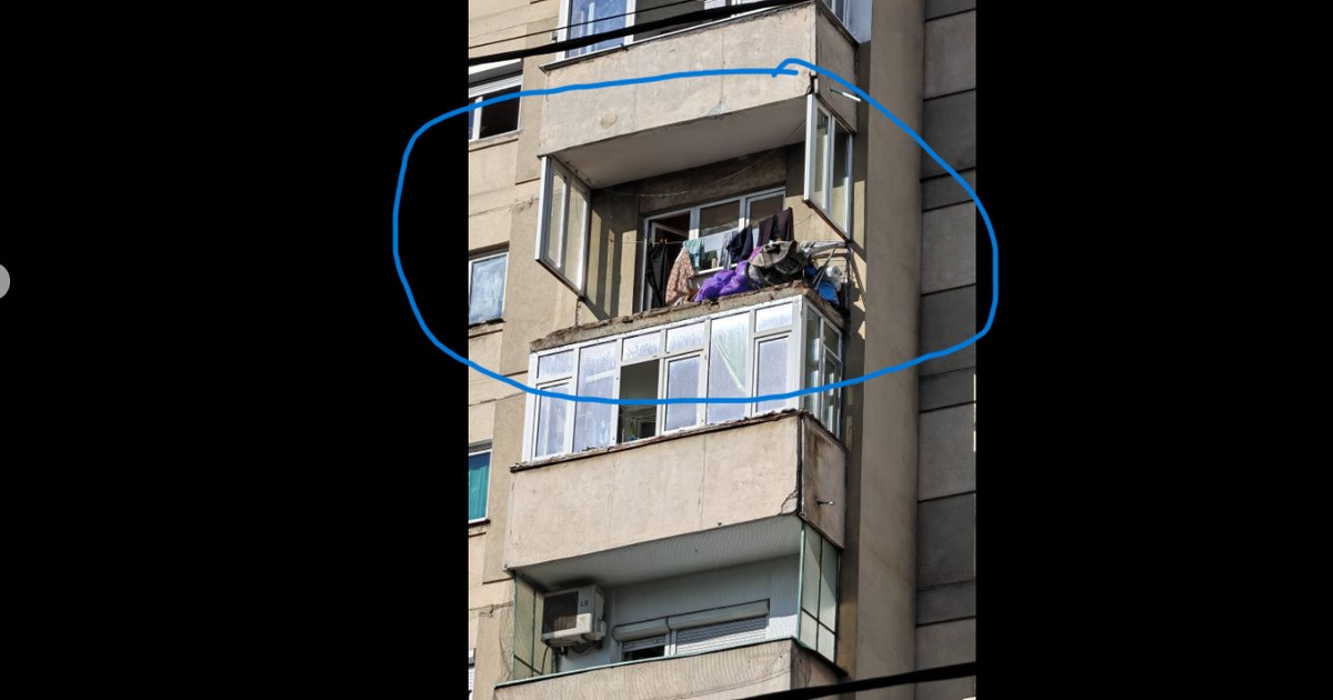Elemente de beton de la etajul șapte al unui bloc din Sectorul 4 au căzut peste o mașină