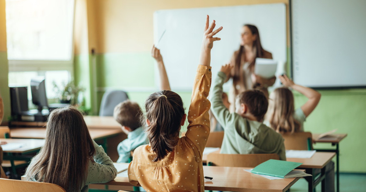Sondaj INSCOP: Majoritatea românilor susține că uniforma școlară obligatorie ar reduce discriminarea