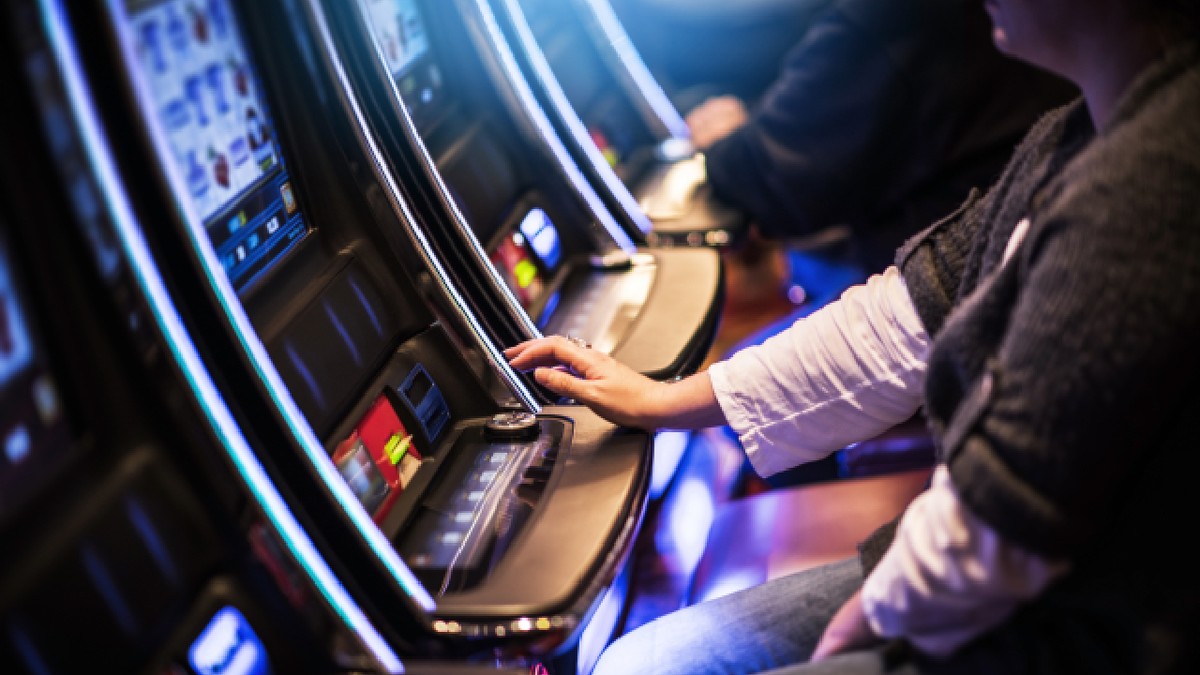 O româncă este judecată la Torino pentru fraudă: un bărbat italian ar fi pierdut aproape 60.000 de euro
