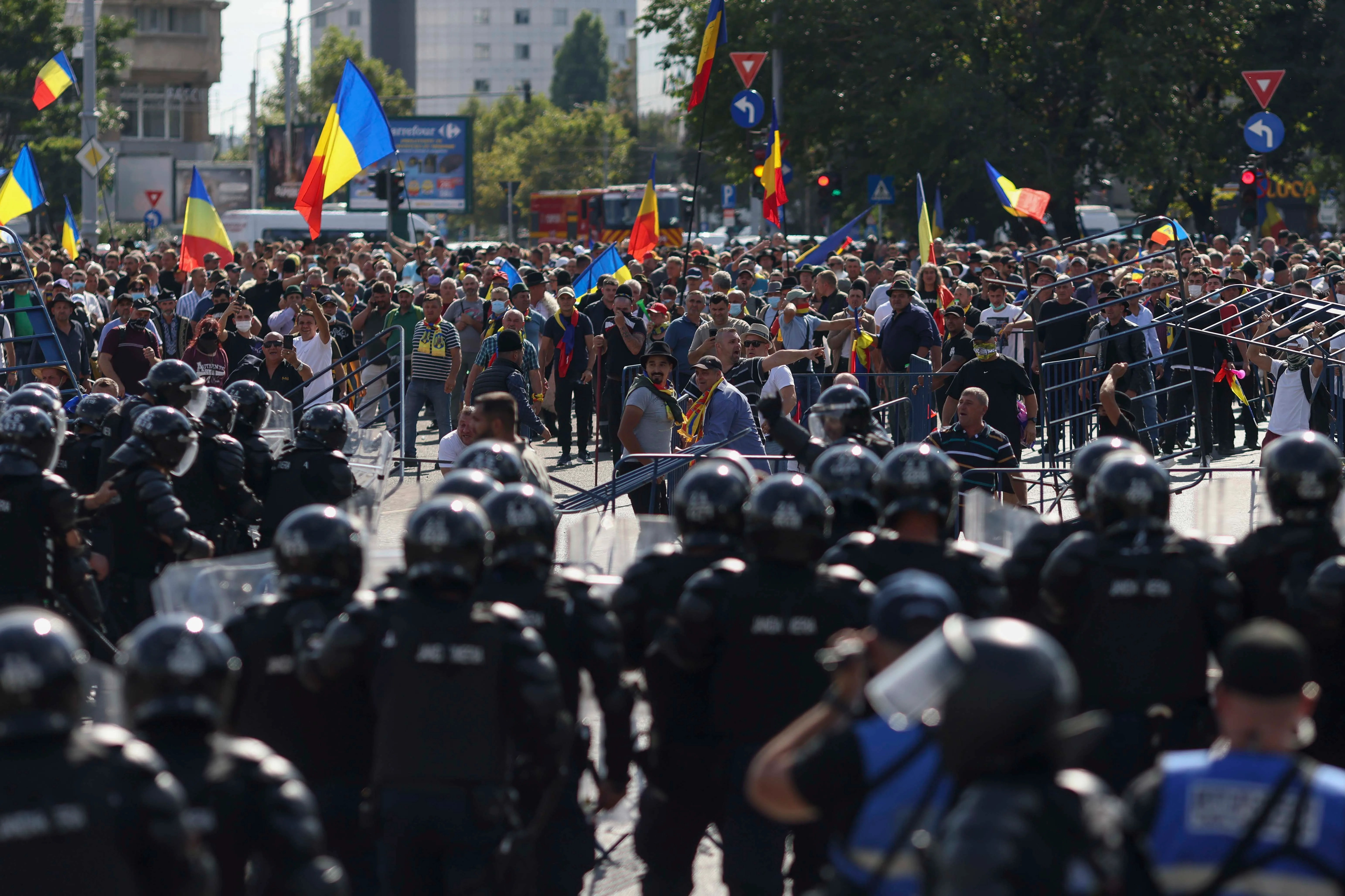 Acțiuni masive de poliție în România după violențele de la protestul din Piața Victoriei