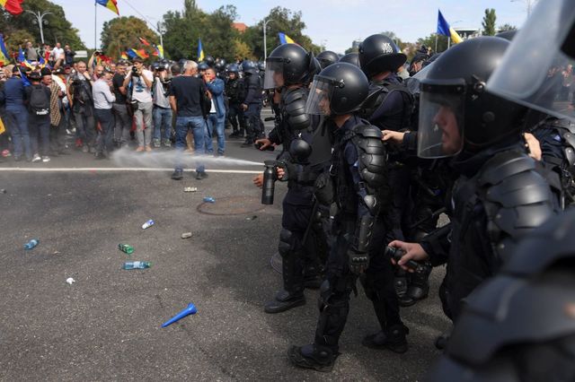 Operațiune masivă de poliție în 15 județe după violențele din Piața Victoriei