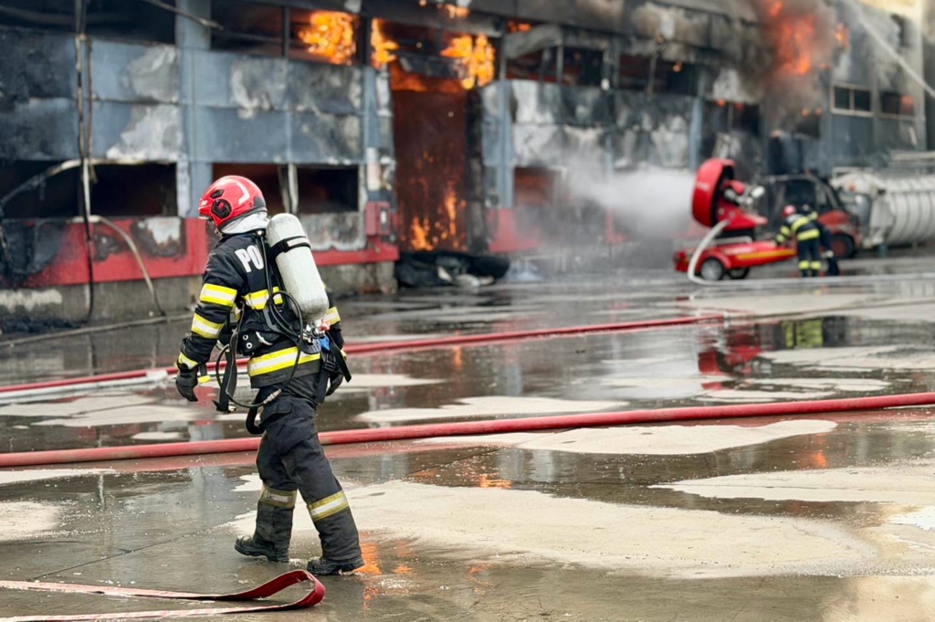 Incendiu masiv la fabrica de celuloză din Drobeta-Turnu Severin: Pompierii luptă cu flăcările de marți dimineața