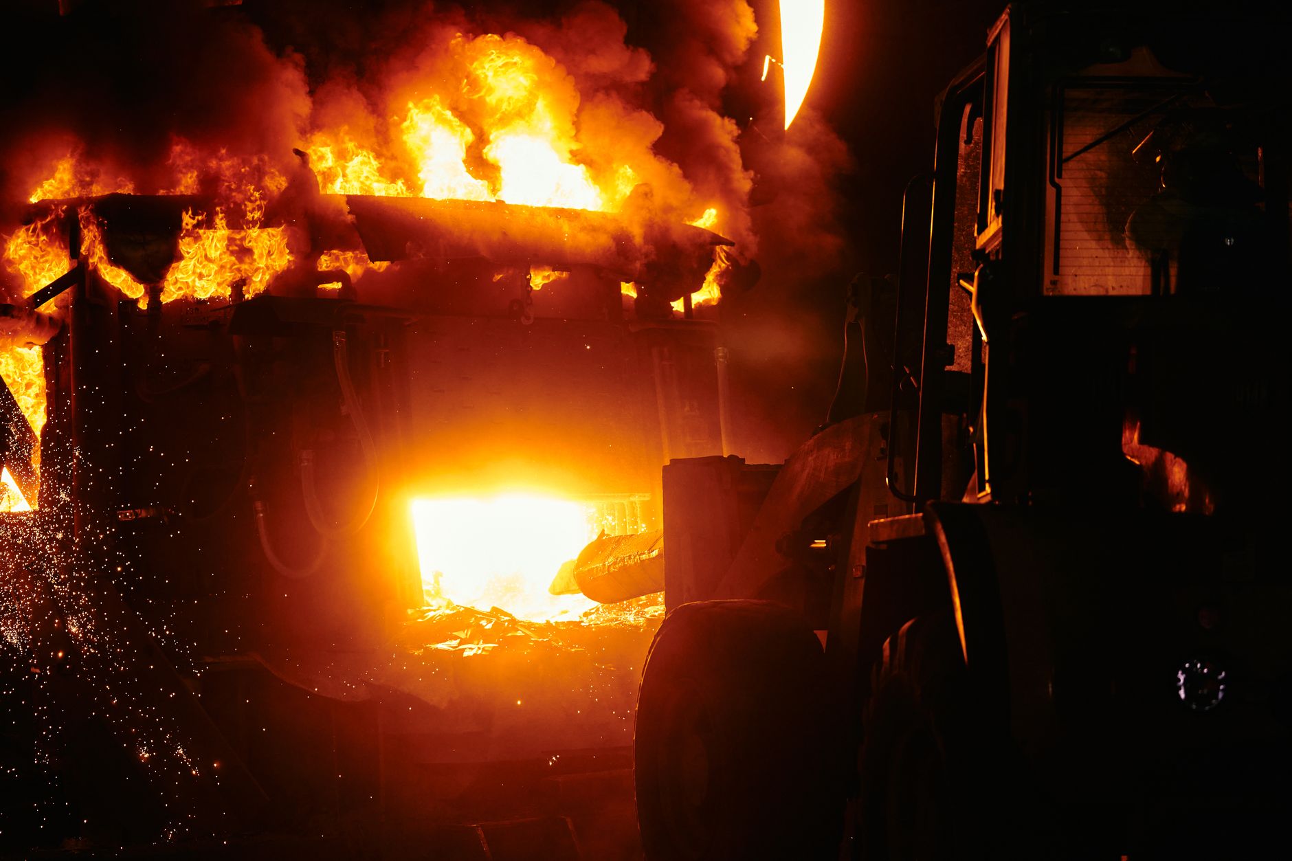 Incendiu major la fabrica de celuloză din Drobeta-Turnu Severin: flăcările au cuprins o hală imensă