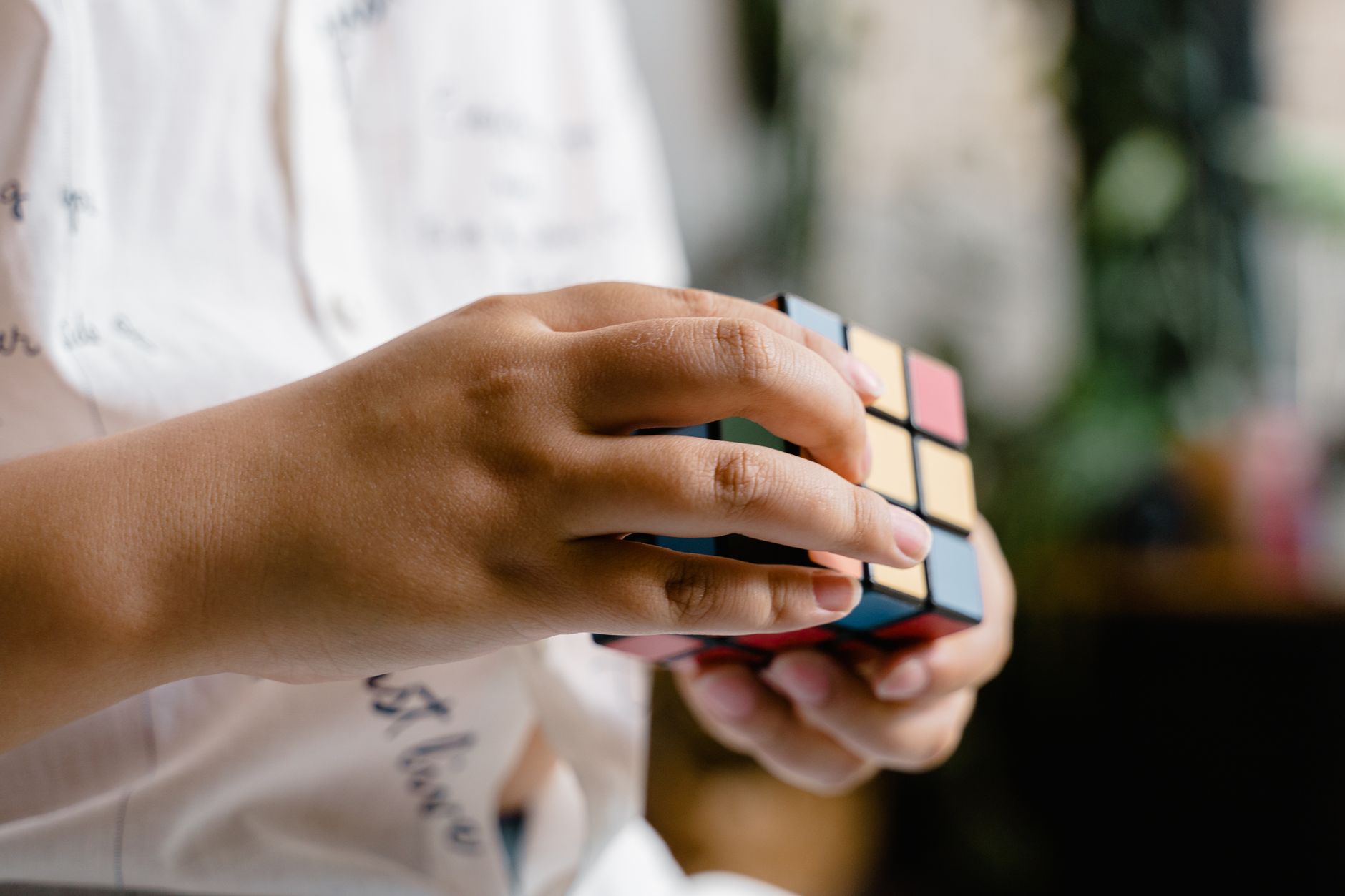 O fetiță de șase ani a stabilit un nou record mondial la cubul Rubik