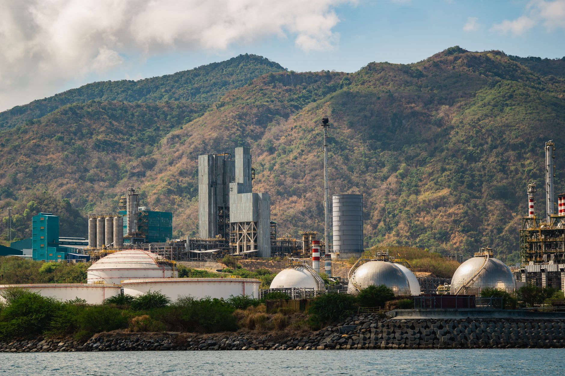 Compania MOL Petrochemicals amendată în Ungaria după o explozie care a provocat un deces