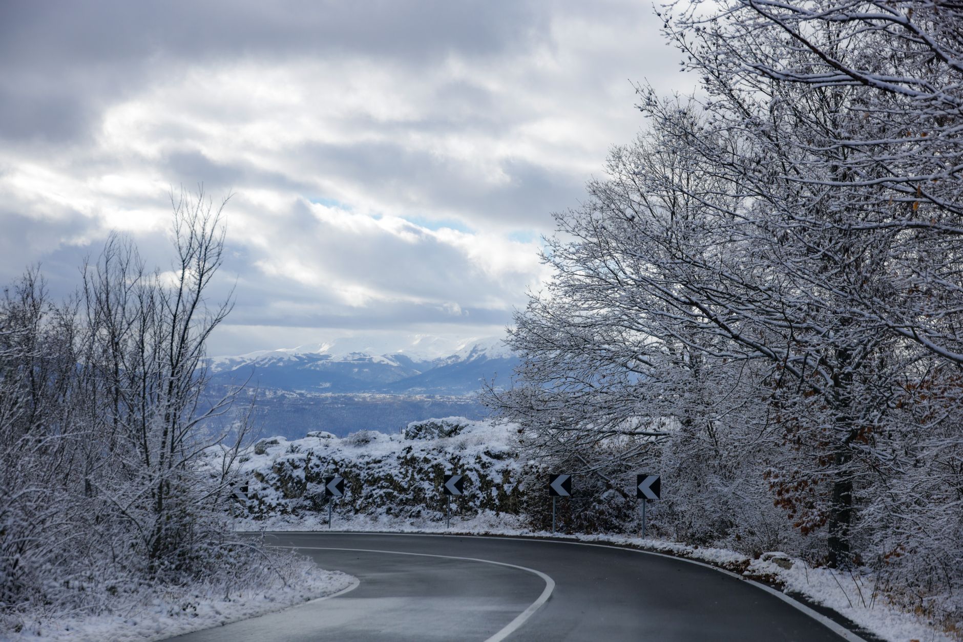 Prima ninsoare a ajuns pe Transfăgărășan. Drumarii avertizează șoferii asupra condițiilor meteo