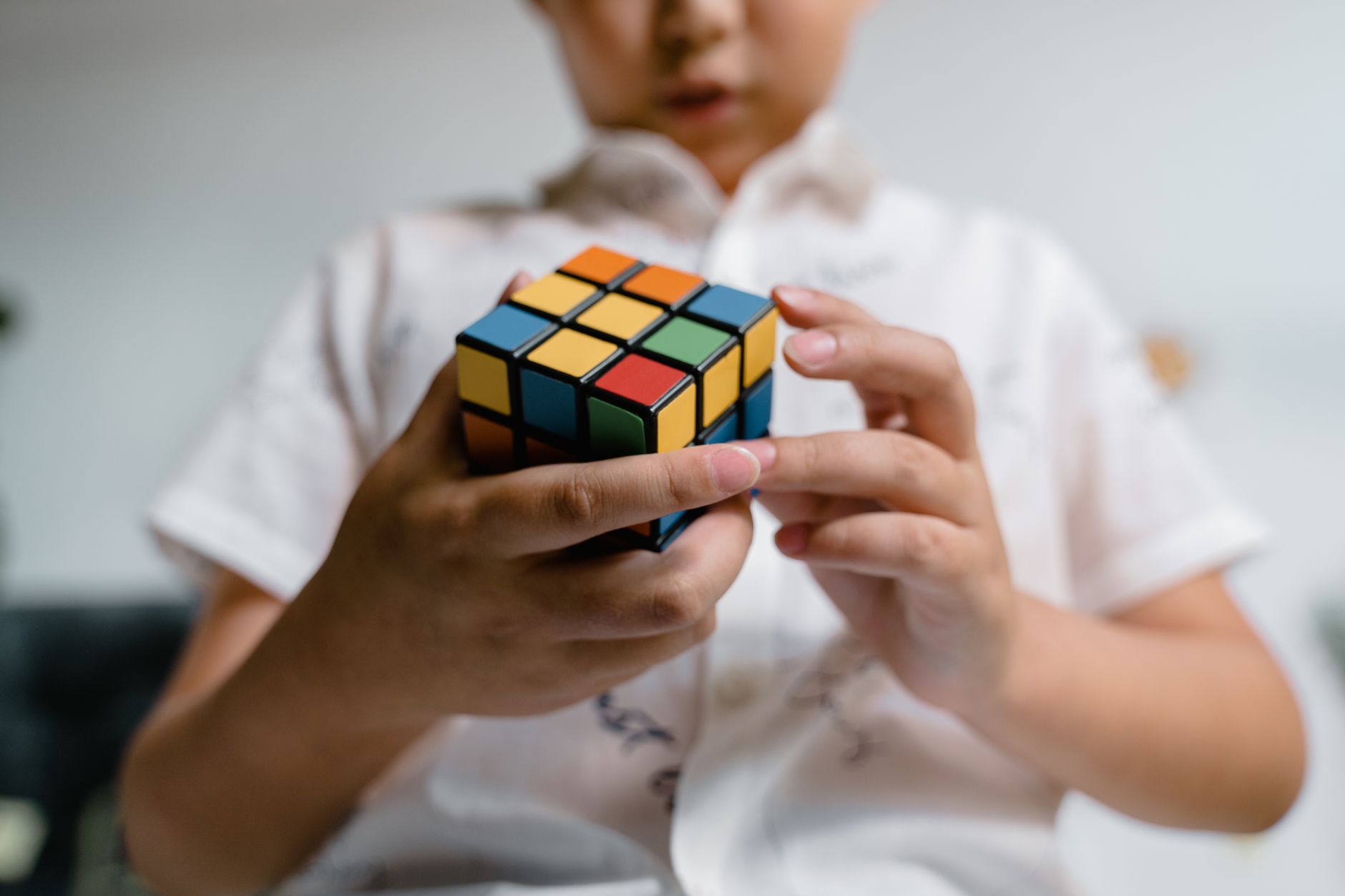 O fetiță de șase ani a stabilit un nou record mondial la rezolvarea cubului Rubik