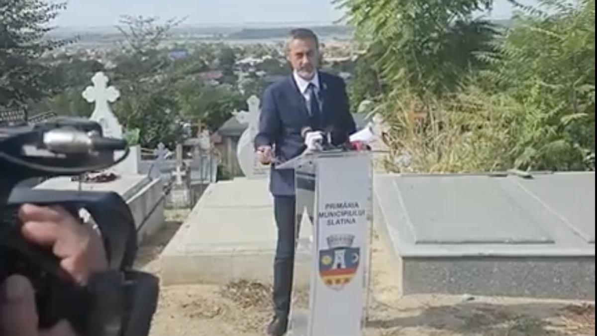 Scandal la cimitirul din Slatina: Au fost găsite oasele a 23 de persoane în saci de rafie