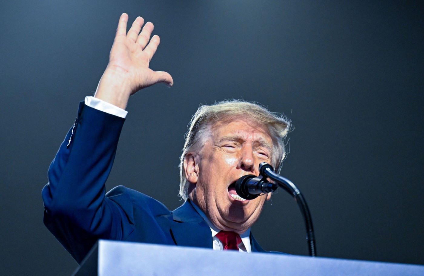 Moment neobișnuit la Casa Albă: Donald Trump nu a mai putut fi auzit în timpul unei conferințe de presă