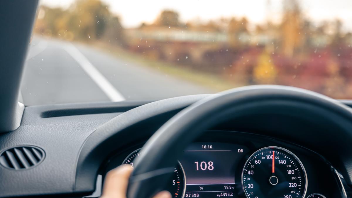 Pericolul vitezei în oraș: de ce viteza de 30 km/h este esențială în zonele rezidențiale