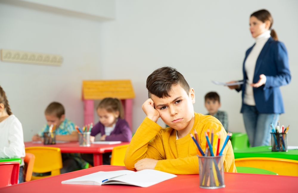 Cum trebuie să reacționeze părinții când copilul se plânge de învățătoare: sfatul unui psihoterapeut