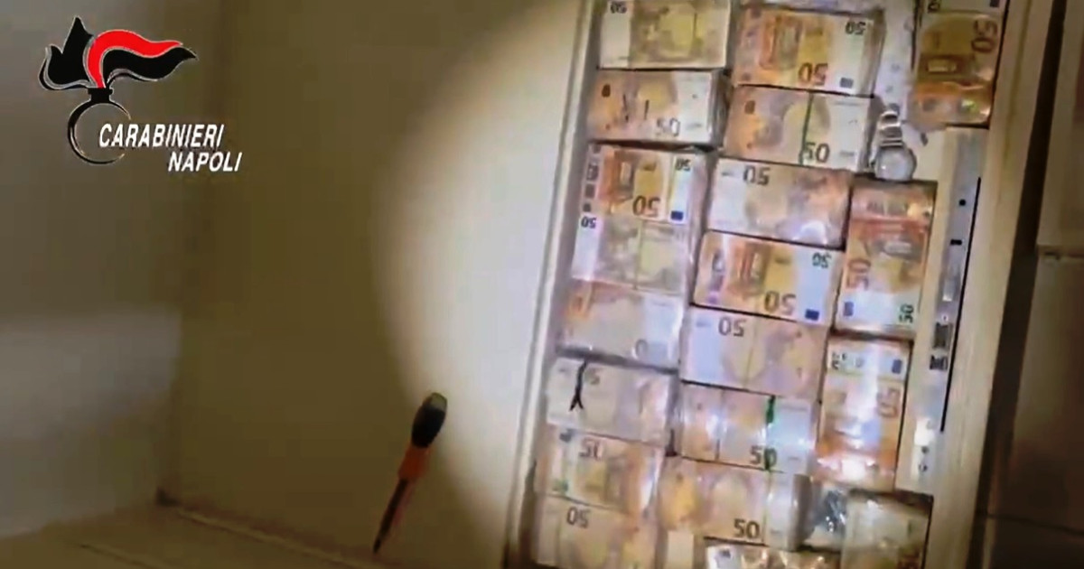 Bani de milioane de euro ascunși în pereții unei case din Italia. Carabinierii au descoperit o avere imensă