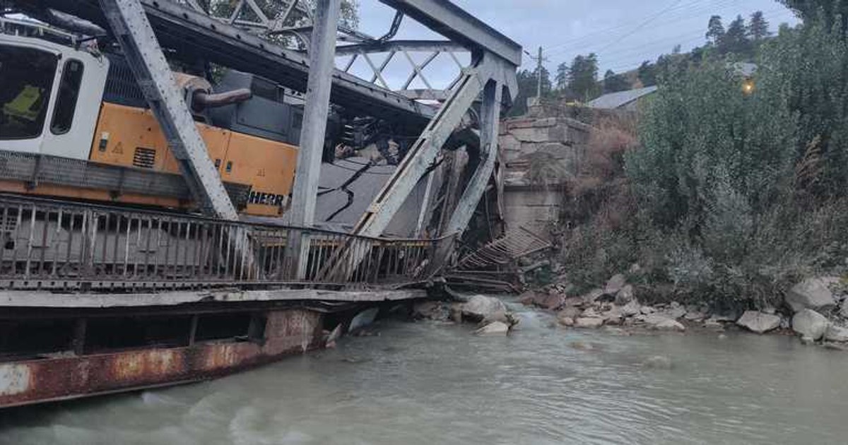 Pod de fier deteriorat în județul Bacău după trecerea unei macarale de mare tonaj