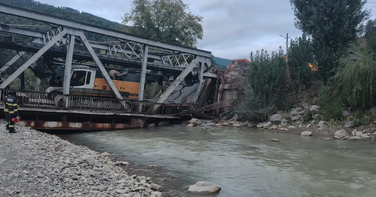 Structura unui pod de fier din comuna Asău a fost deteriorată de un TIR. Traficul este restricționat