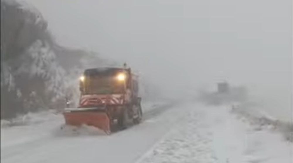 Condiții de iarnă pe Transfăgărășan după nins abundent; drumarii au intervenit cu utilaje și sare